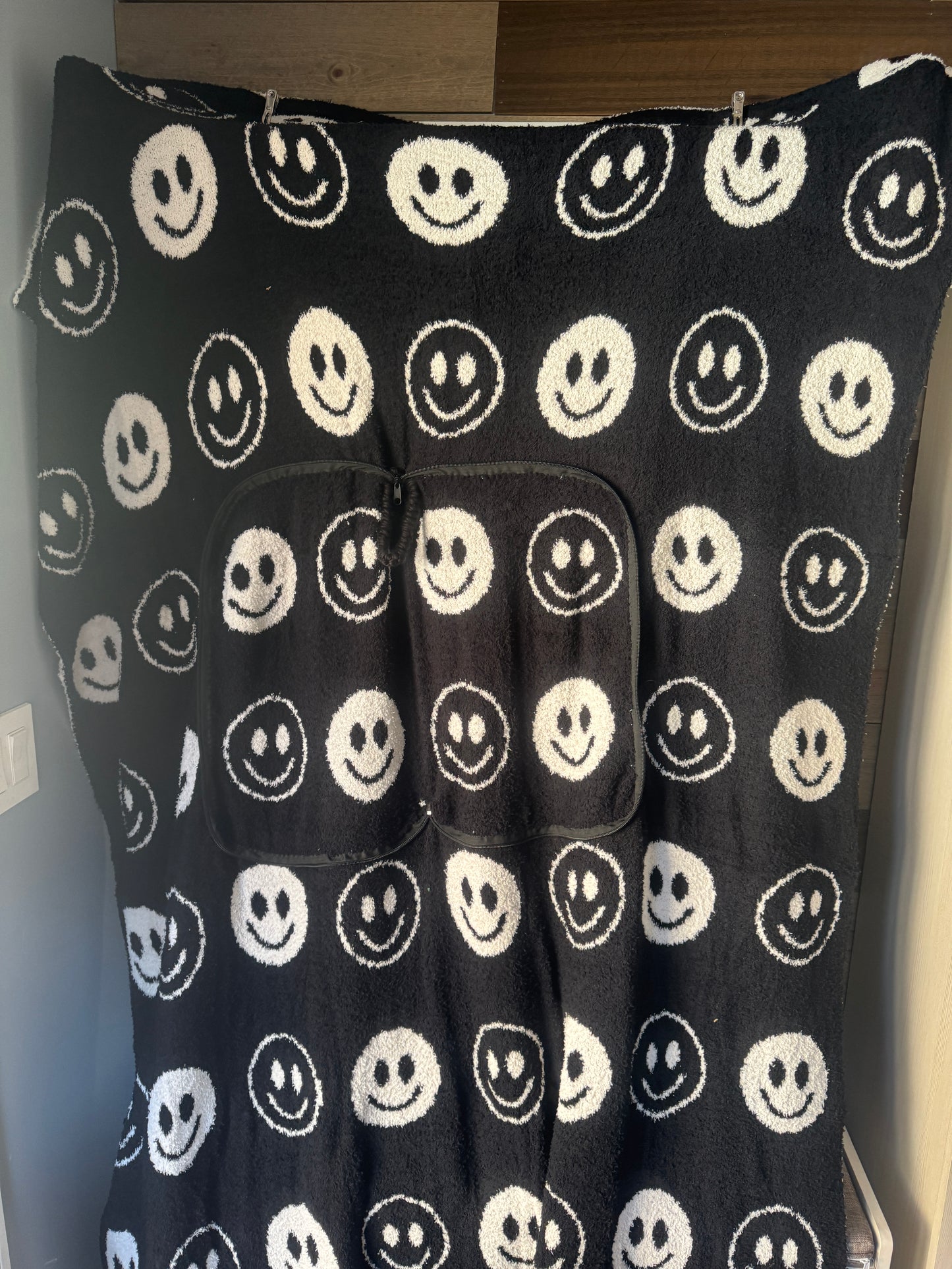 Black Smile Blanket Pillow (50x70)